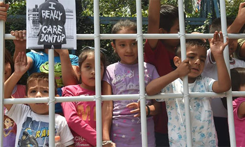 EEUU asegura que “tiene derecho” a seguir deteniendo a menores inmigrantes